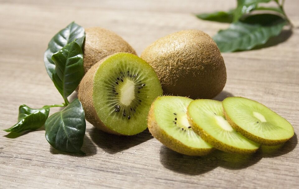 How to quickly peel a kiwi without a knife: a few effective methods