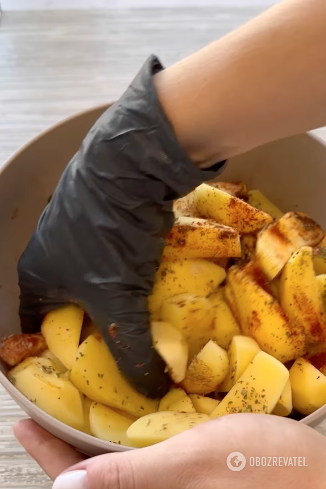 Potatoes with spices and oil