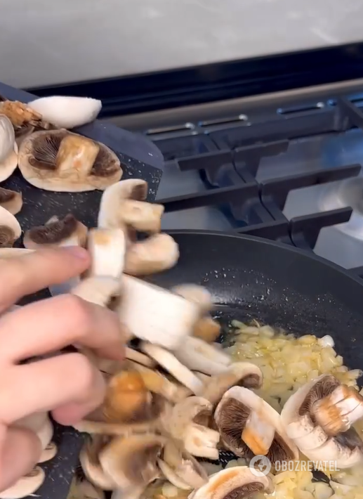 Budget mushroom gravy: for potatoes, pasta and any porridge