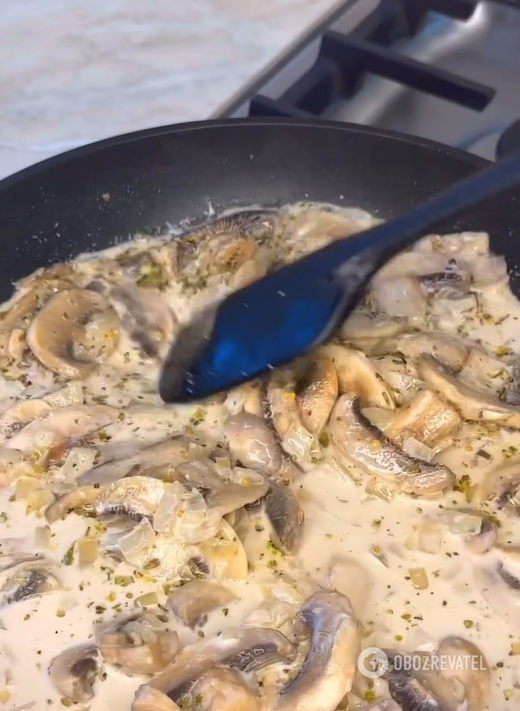 Budget mushroom gravy: for potatoes, pasta and any porridge