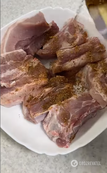 What to cook pork ribs with to make them juicy: a simple idea