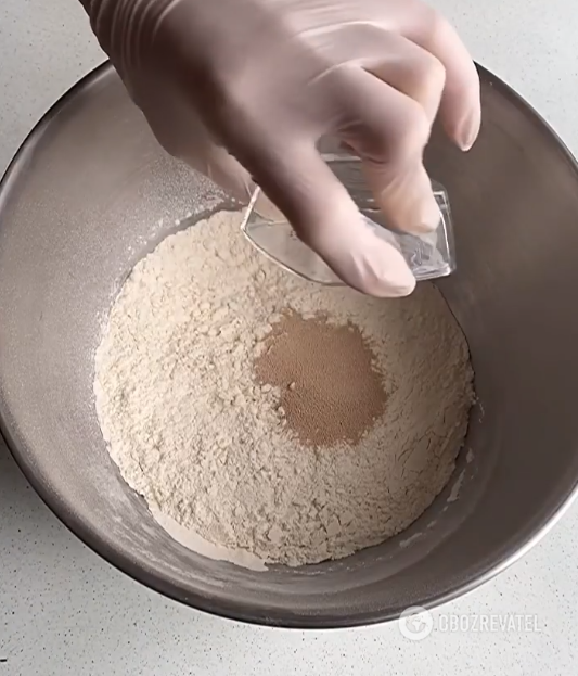 Dodawanie suchych drożdży do mąki