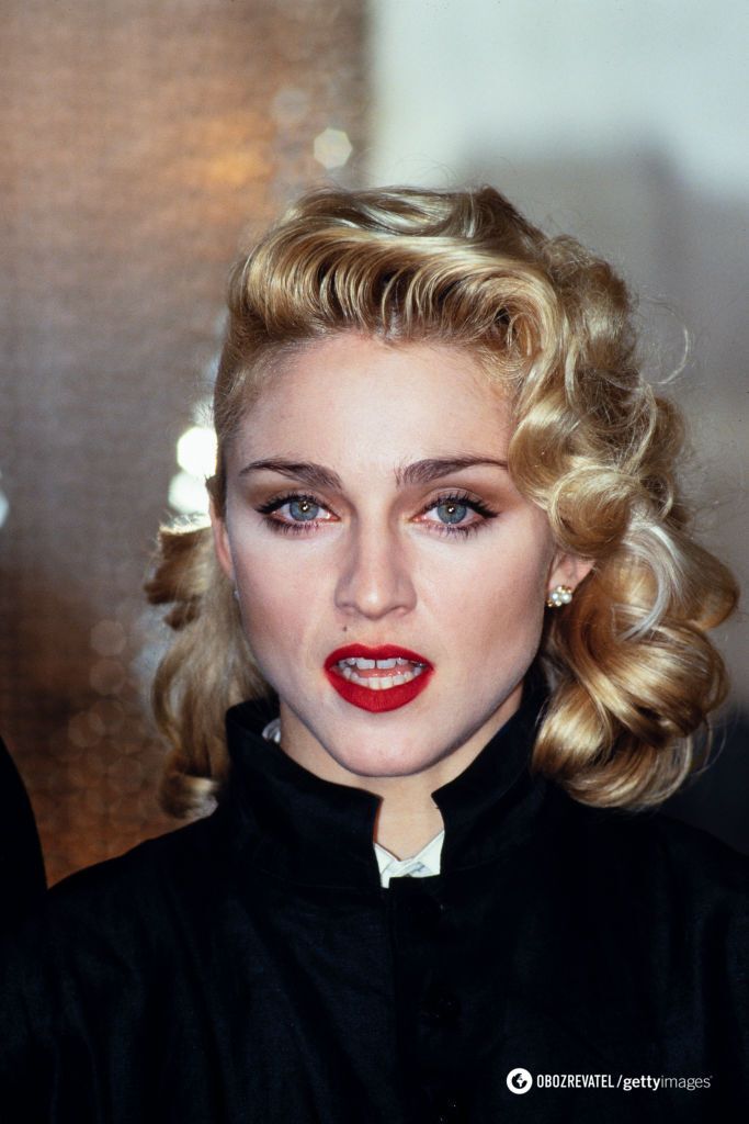 Aktorka ''Oppenheimera'' pojawiła się na gali Oscarów 2024 w fryzurze inspirowanej Madonną, która została okrzyknięta arcydziełem lat 90. Zdjęcie