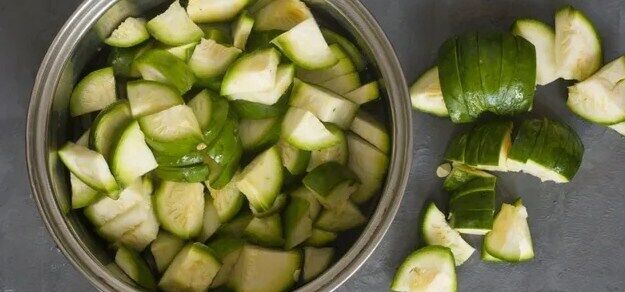 How to make a salad and appetizer from zucchini