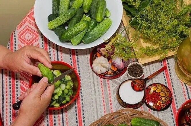 Quick-cooking salted cucumbers