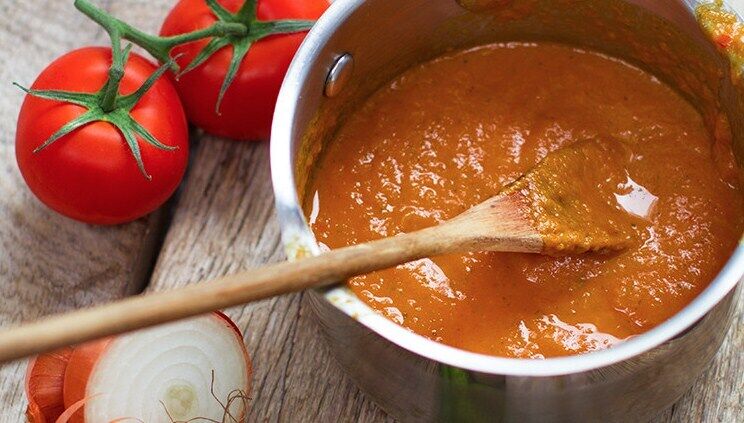 Tomato sauce with curry