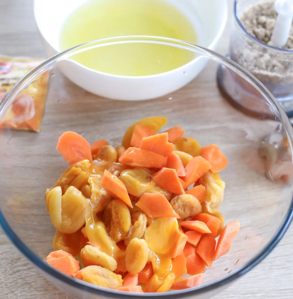 The main ingredients are dried apricots and carrots.