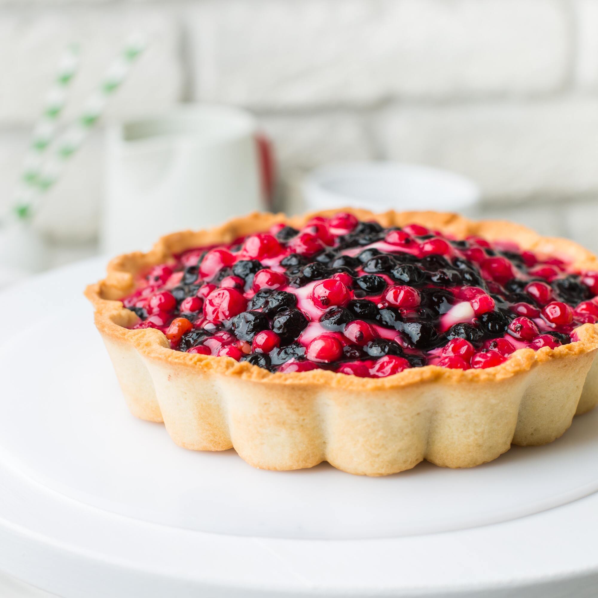 Shortbread cake with berries