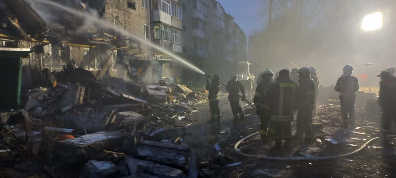 The occupiers attacked Sumy, a residential building was hit and 10 people were killed: 10 people were rescued from the rubble. Photos