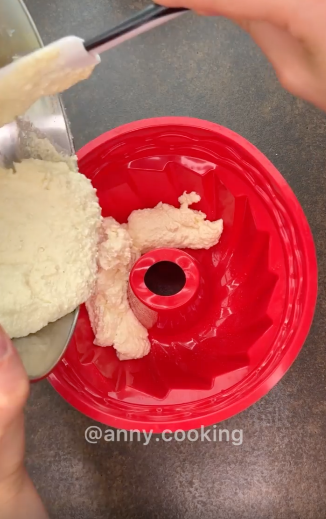 Put the dough evenly into the mold.