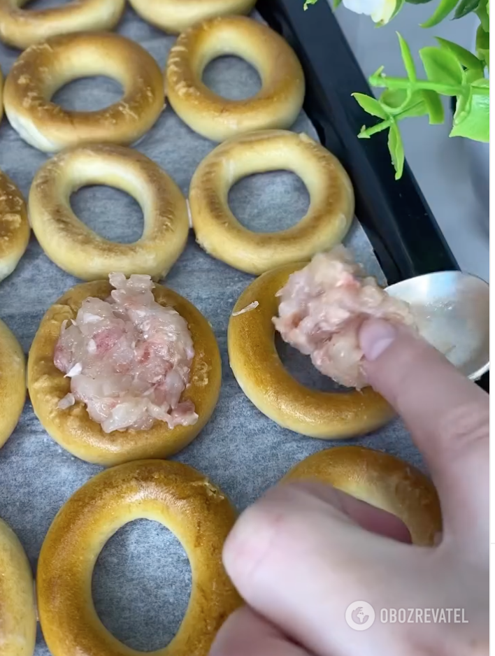 How to quickly cook delicious bagels with meat