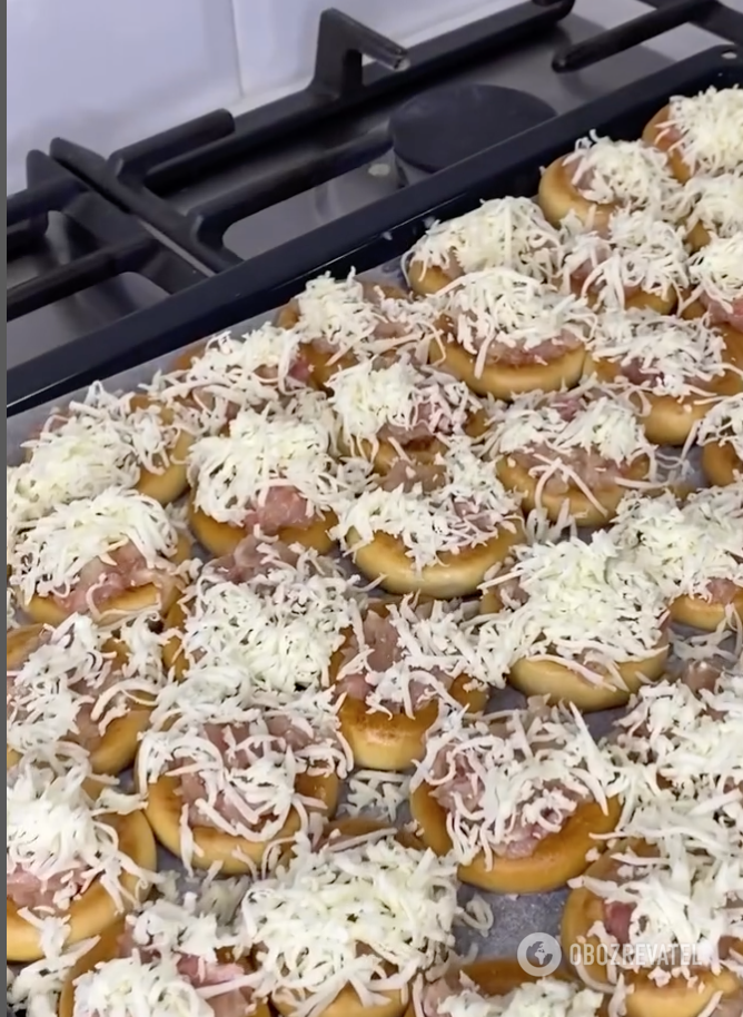 Cooking bagels with minced meat and cheese