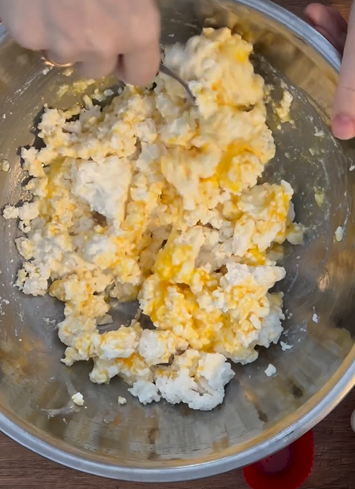 Wymieszać twarożek z jajkiem