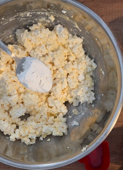 Elementary cottage cheese casserole in 20 minutes: how many eggs to add so that the dough does not fall apart