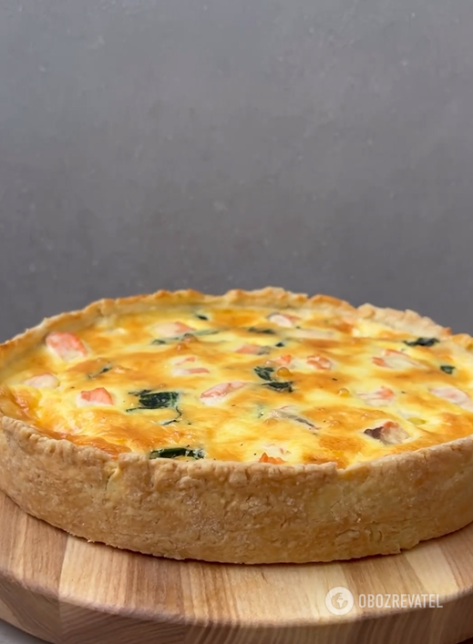 Gotowy quiche z czerwoną rybą i szpinakiem