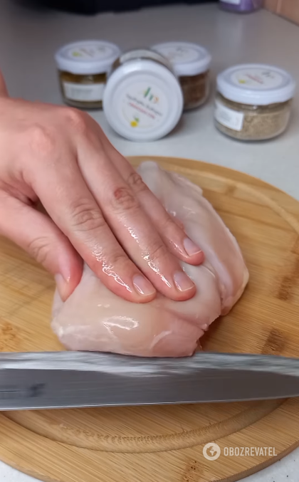 Delicious chicken fillet under a coat: it turns out to be very soft and juicy