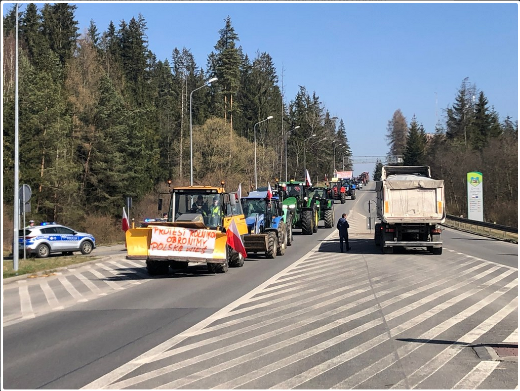 Polish farmers start blocking the road on the border with Slovakia
