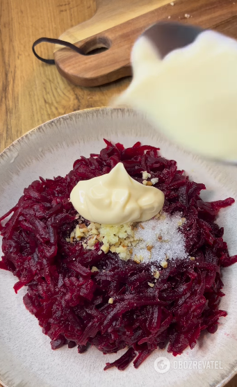 What a delicious salad to make with beets: the dish turns out to be healthy