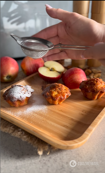 Mini charlotte with apples: very convenient to take for a snack