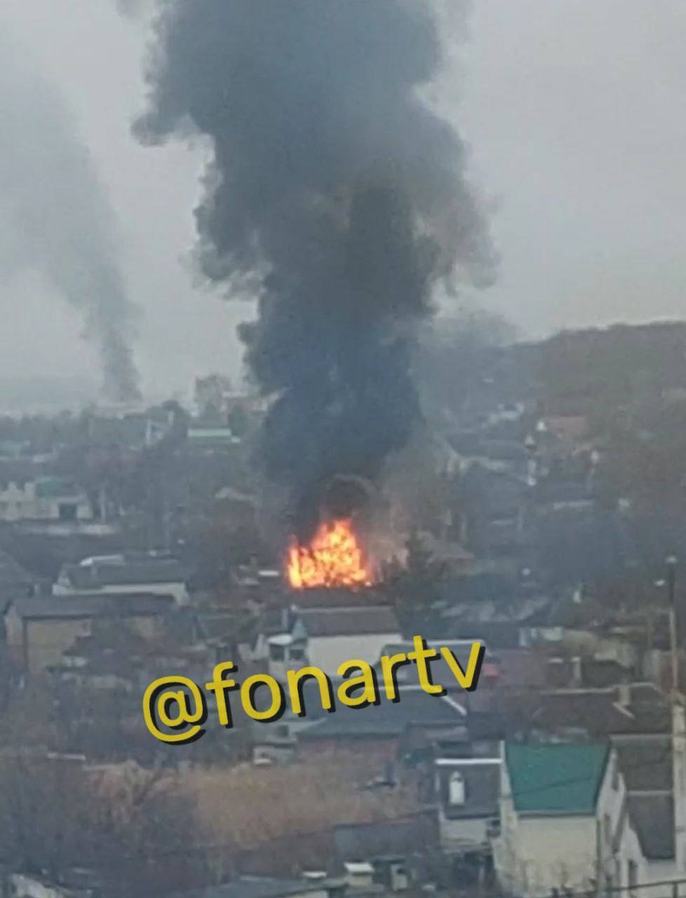 Spalone samochody i słupy dymu: eksplozje w Biełgorodzie po próbie zestrzelenia celów przez rosyjską armię. Zdjęcia i wideo