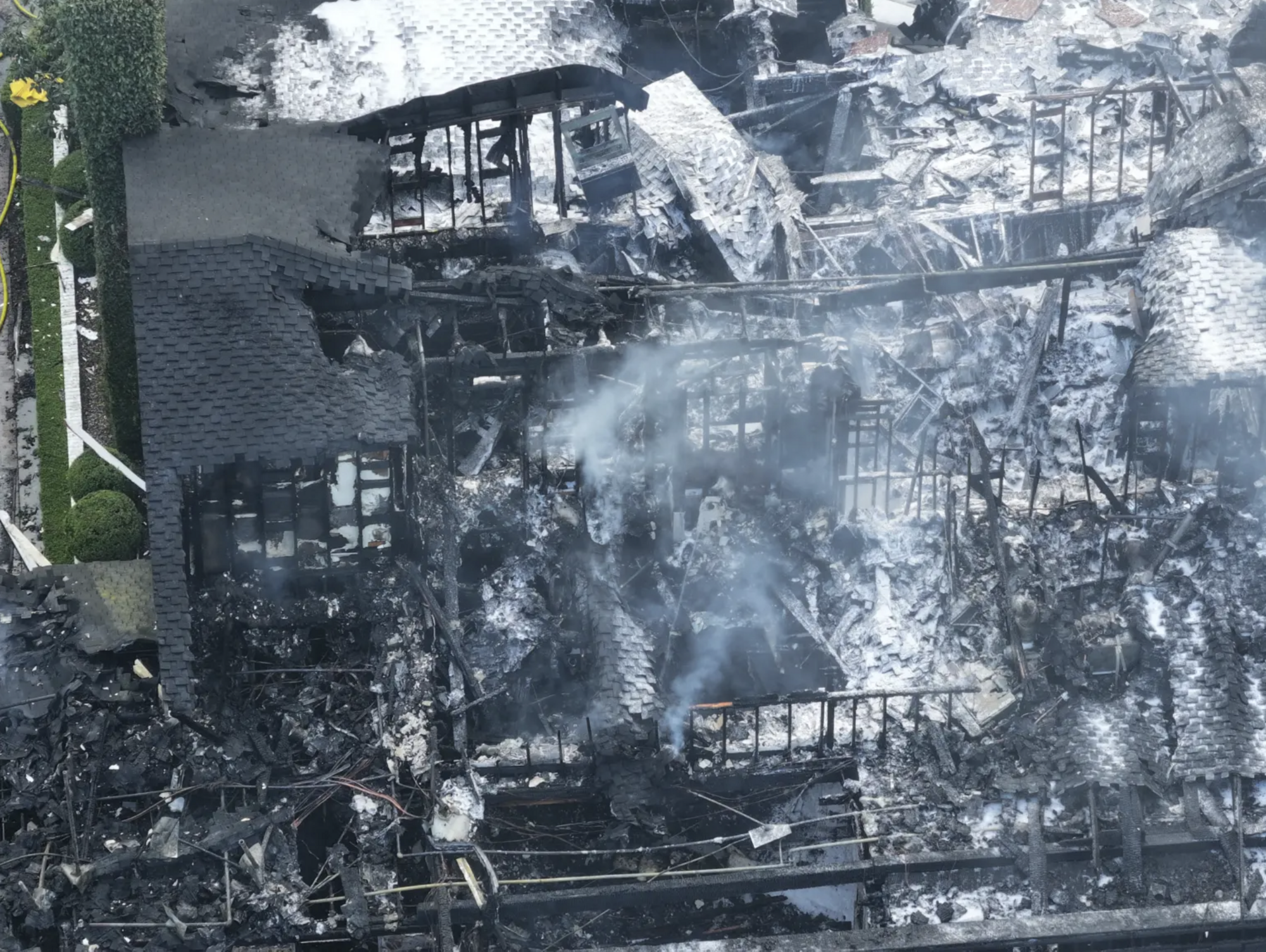 Bajeczna posiadłość słynnej modelki i aktorki Cary Delevingne za 7 milionów dolarów spłonęła doszczętnie: jak wyglądał dom przed i po pożarze