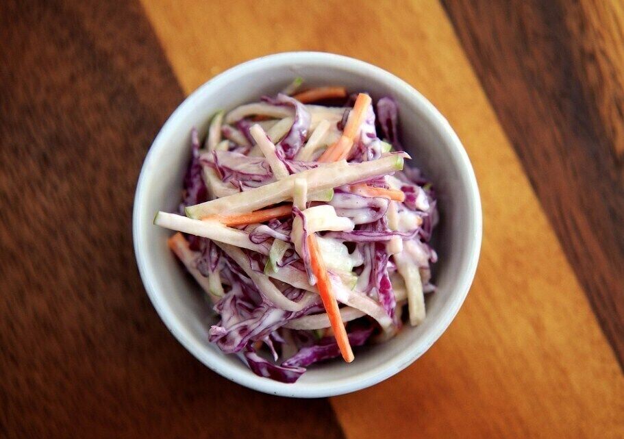 Salad recipe with white cabbage and red cabbage.