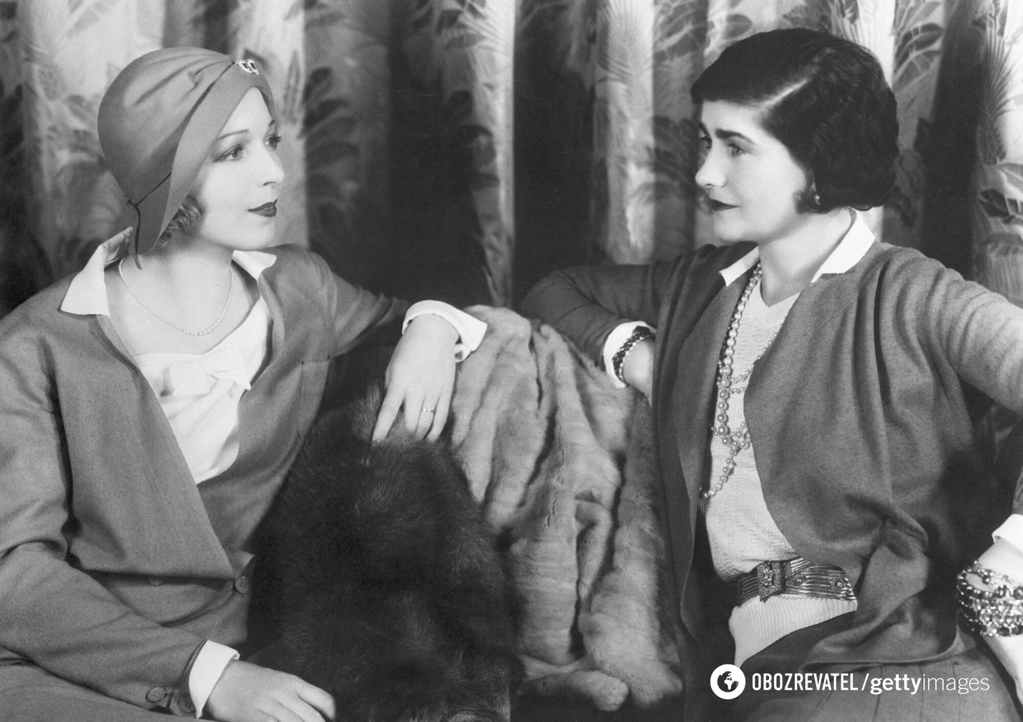 W 1918 roku projektantka mody Coco Chanel stworzyła pierwszy damski garnitur z kardiganem