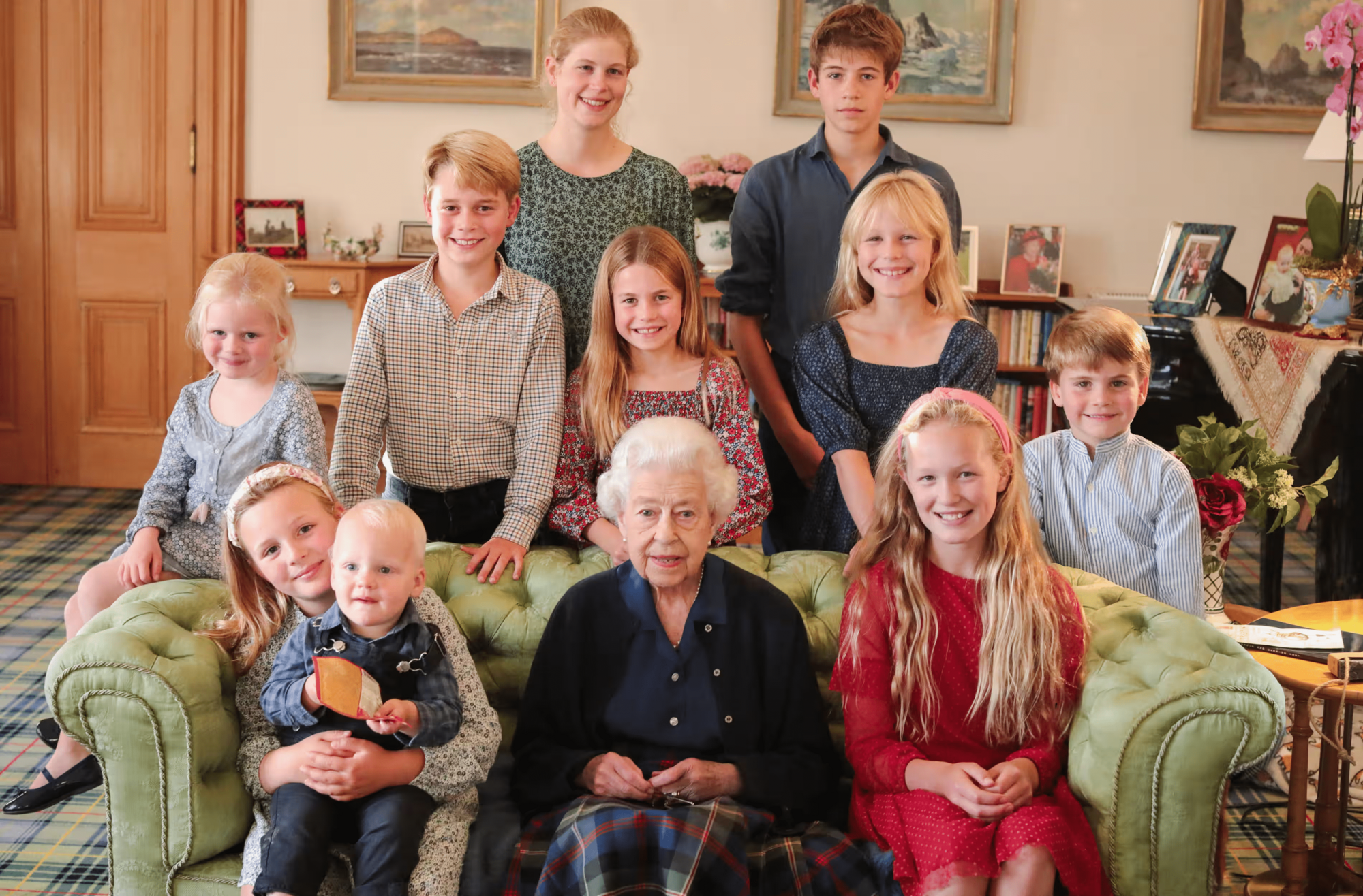 Portret zmarłej Elżbiety II z dziećmi i wnukami również nosi ślady photoshopa