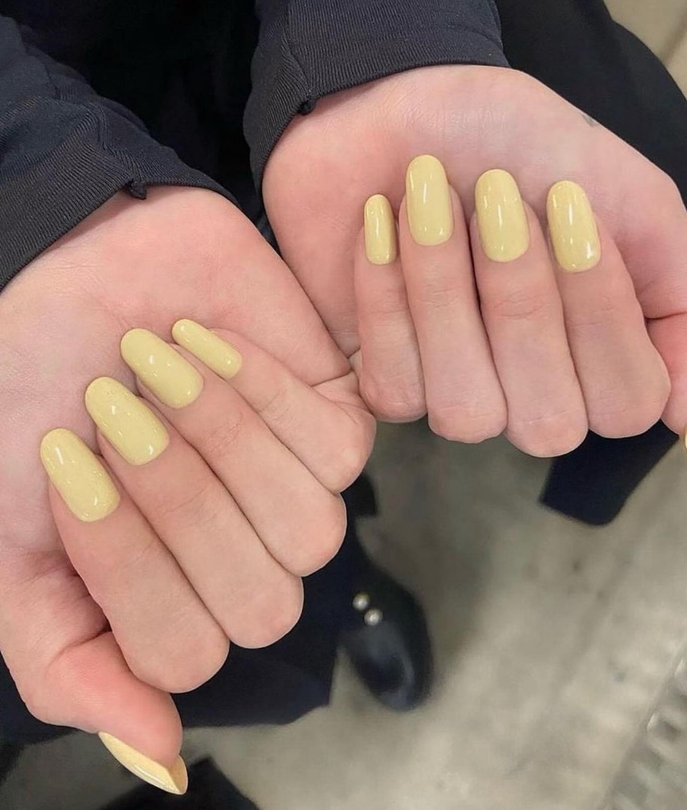 Wykonuje manicure dla Jennifer Lopez, Margot Robbie i Seleny Gomez. Technik paznokci celebrytów uznany za najmodniejszy kolor wiosny