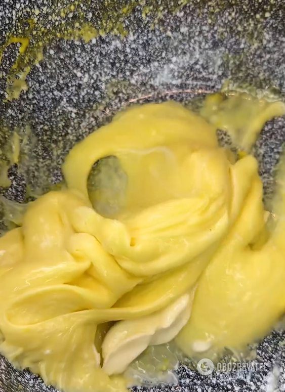 Twarożek wymieszać z masłem