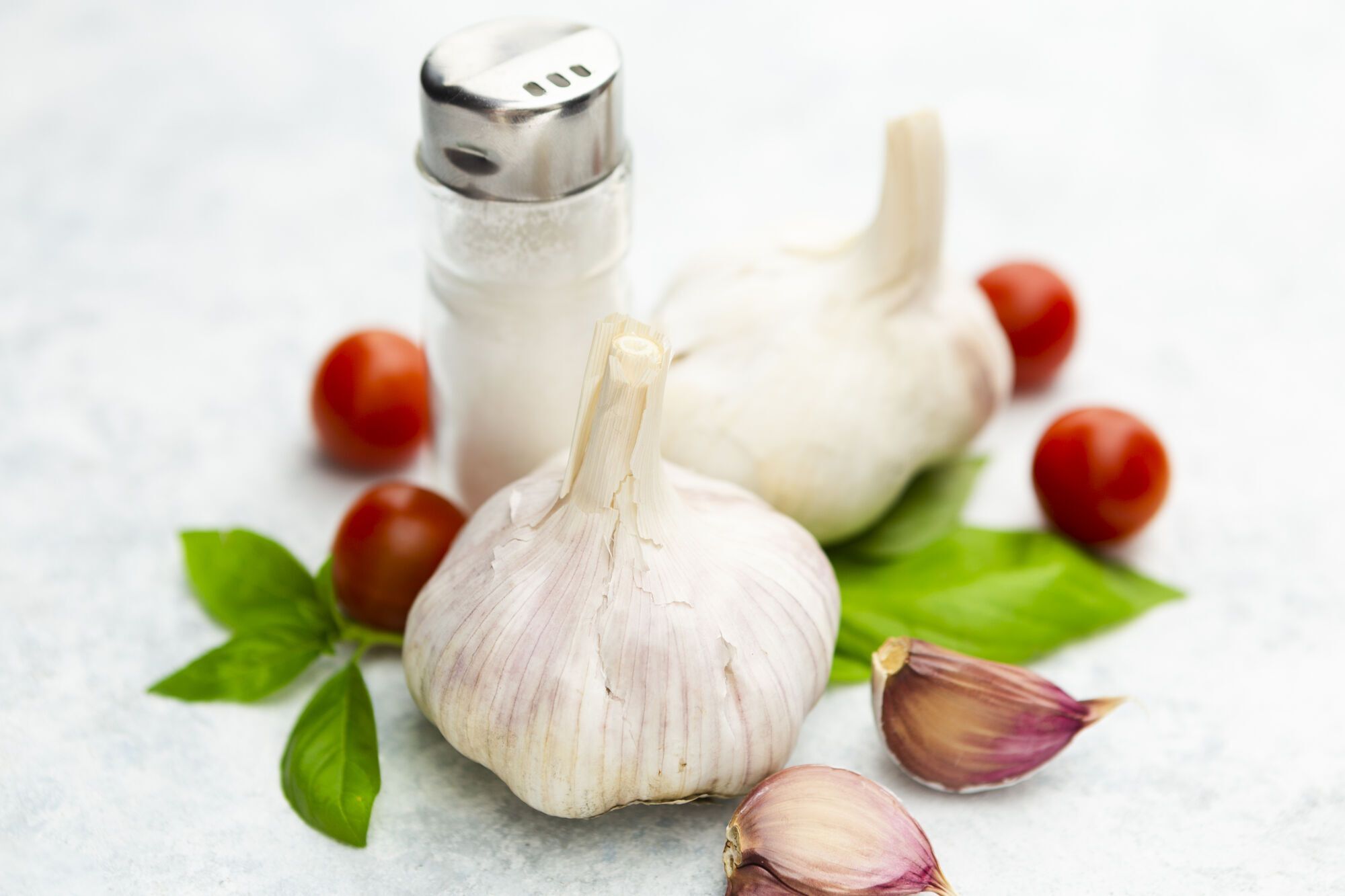 Can garlic be stored in the refrigerator and how to do it properly