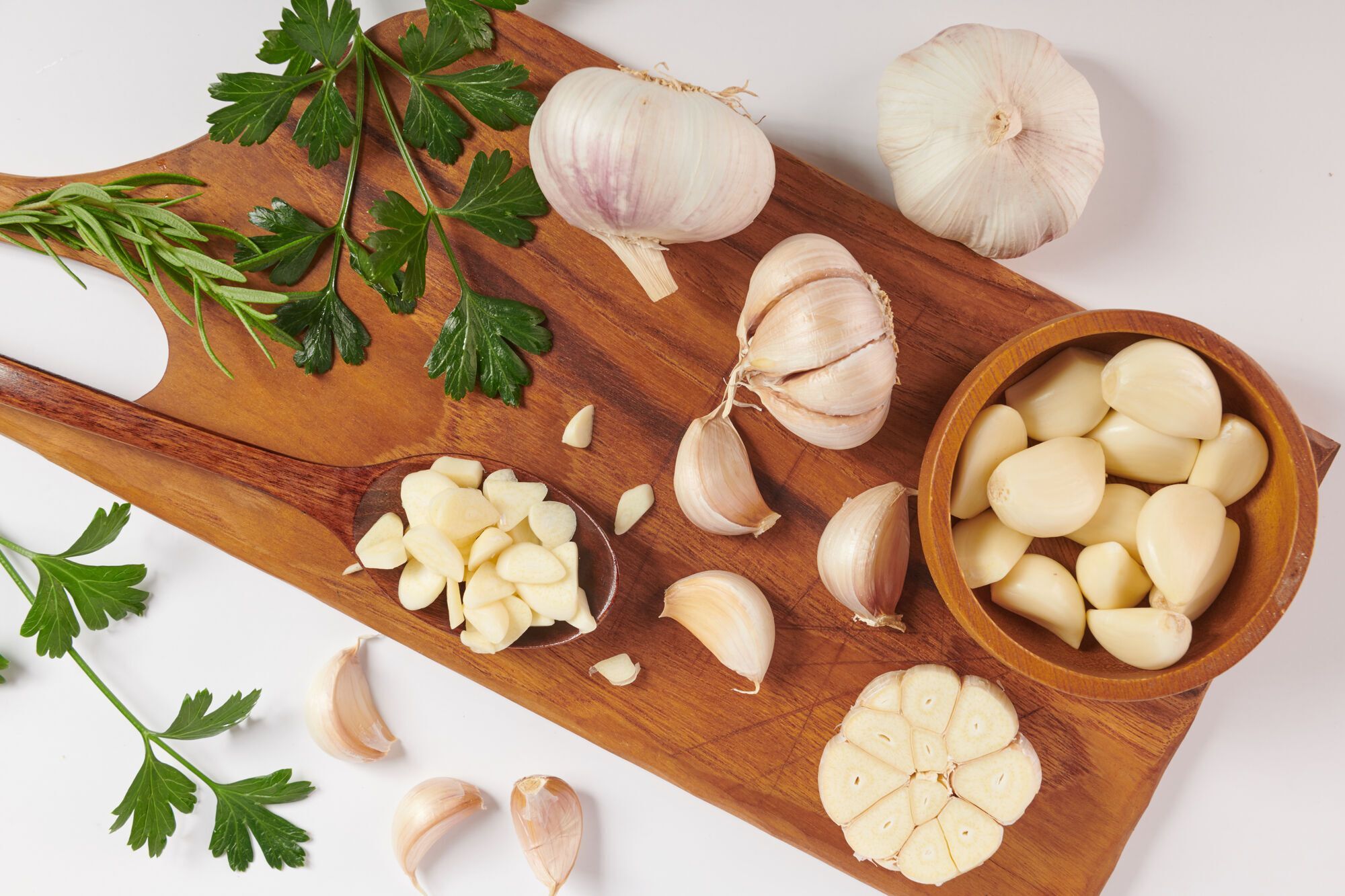 Can garlic be stored in the refrigerator and how to do it properly