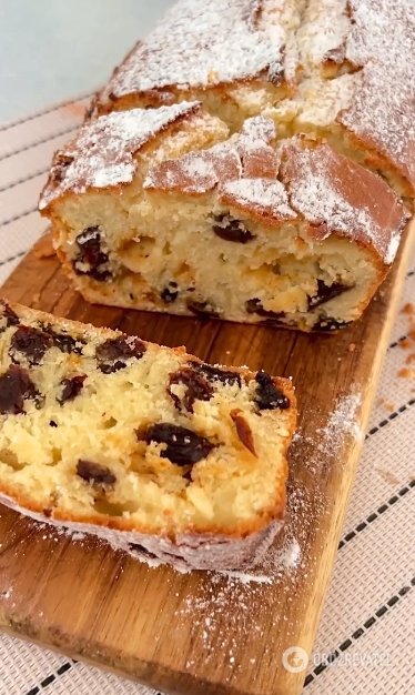 Fluffy and tender raisin cupcake: made with kefir