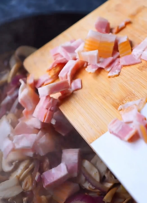 Lepsze niż tłuczone ziemniaki: jak upiec ziemniaki z pieczarkami na lunch