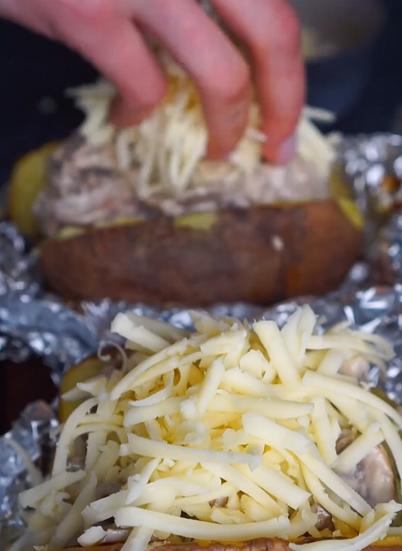 Better than mashed: how to bake delicious potatoes with mushrooms for lunch