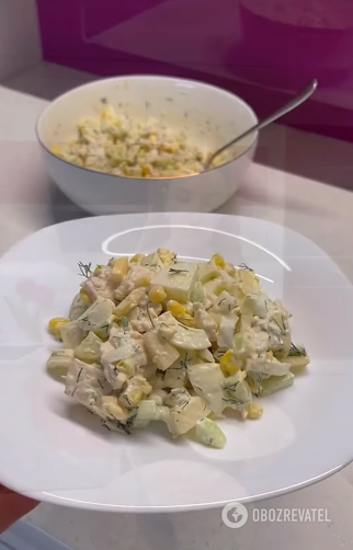 A delicious and nutritious salad with chicken that cooks very quickly: a win-win dish