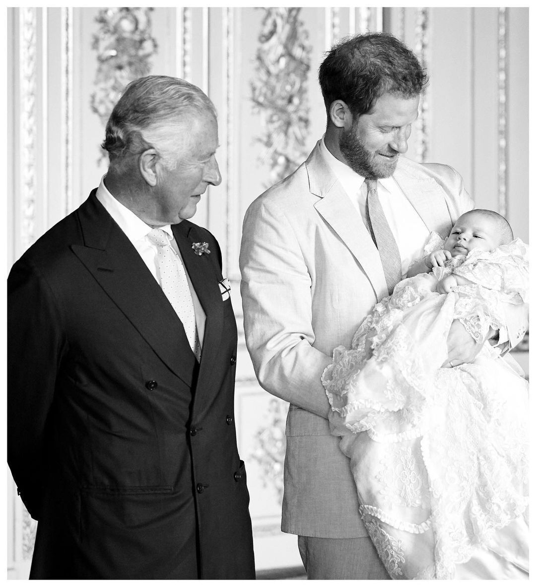 Meghan Markle i książę Harry również uwikłani w skandal photoshopowy: manipulacja zauważona na zdjęciu z chrztu Archiego