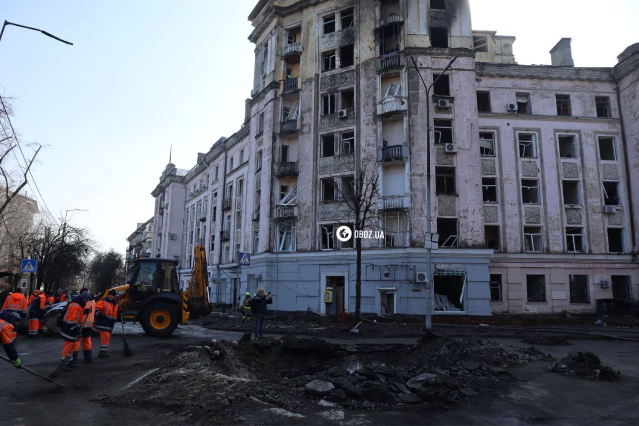 Odłamek rakiety uderzył w budynek, który przetrwał II wojnę światową: konsekwencje ataku rakietowego na Kijów. Raport fotograficzny