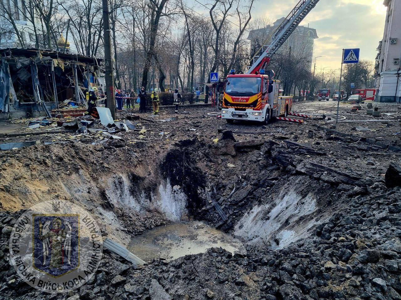 Krater w miejscu uderzenia rakiety i zniszczone budynki: skutki ataku rakietowego na Kijów 21 marca. Zdjęcia