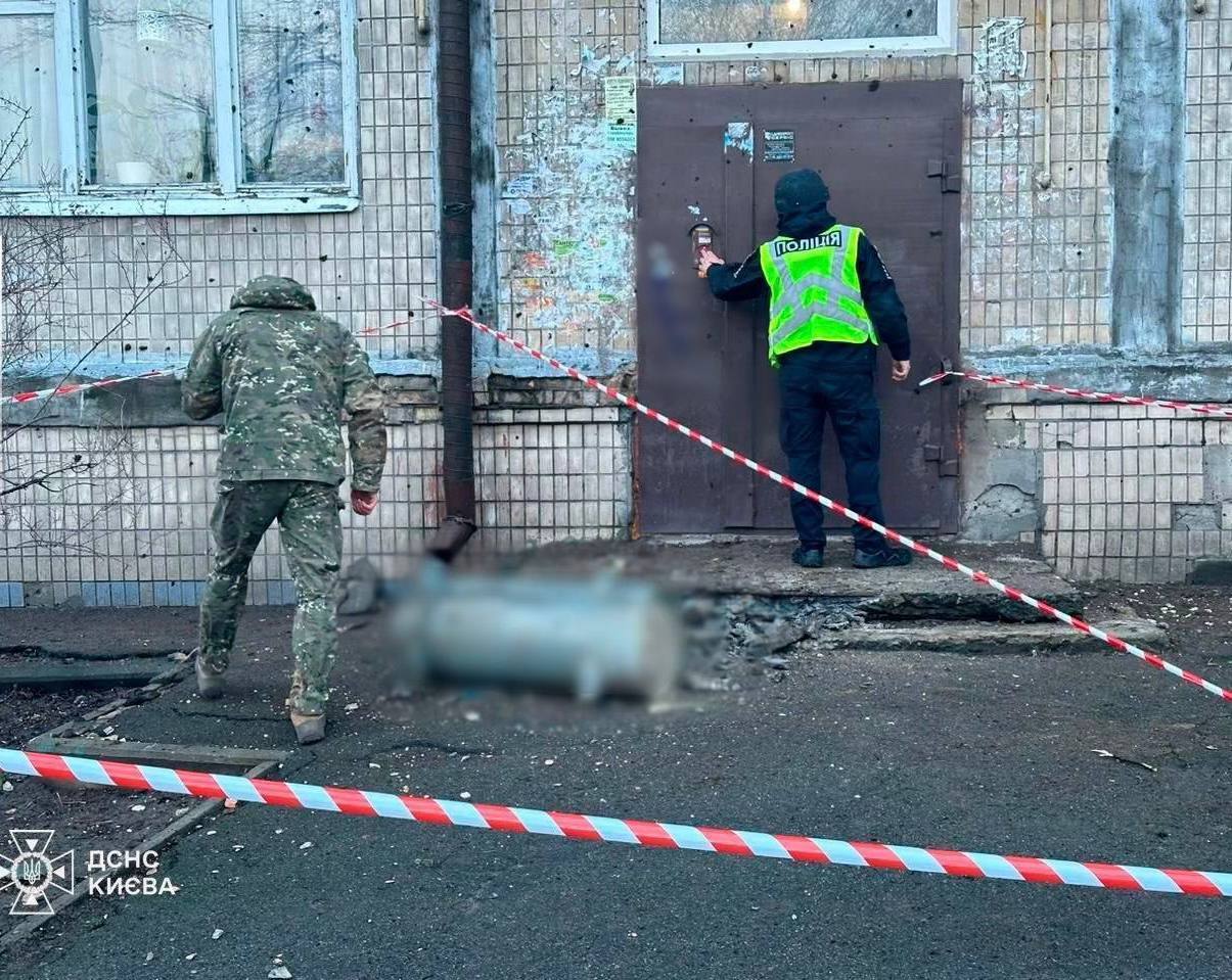 Rosja uderzyła rakietami w Kijów: gruzy spadły na przedszkole i budynek mieszkalny, płoną samochody, są ofiary. Zdjęcie