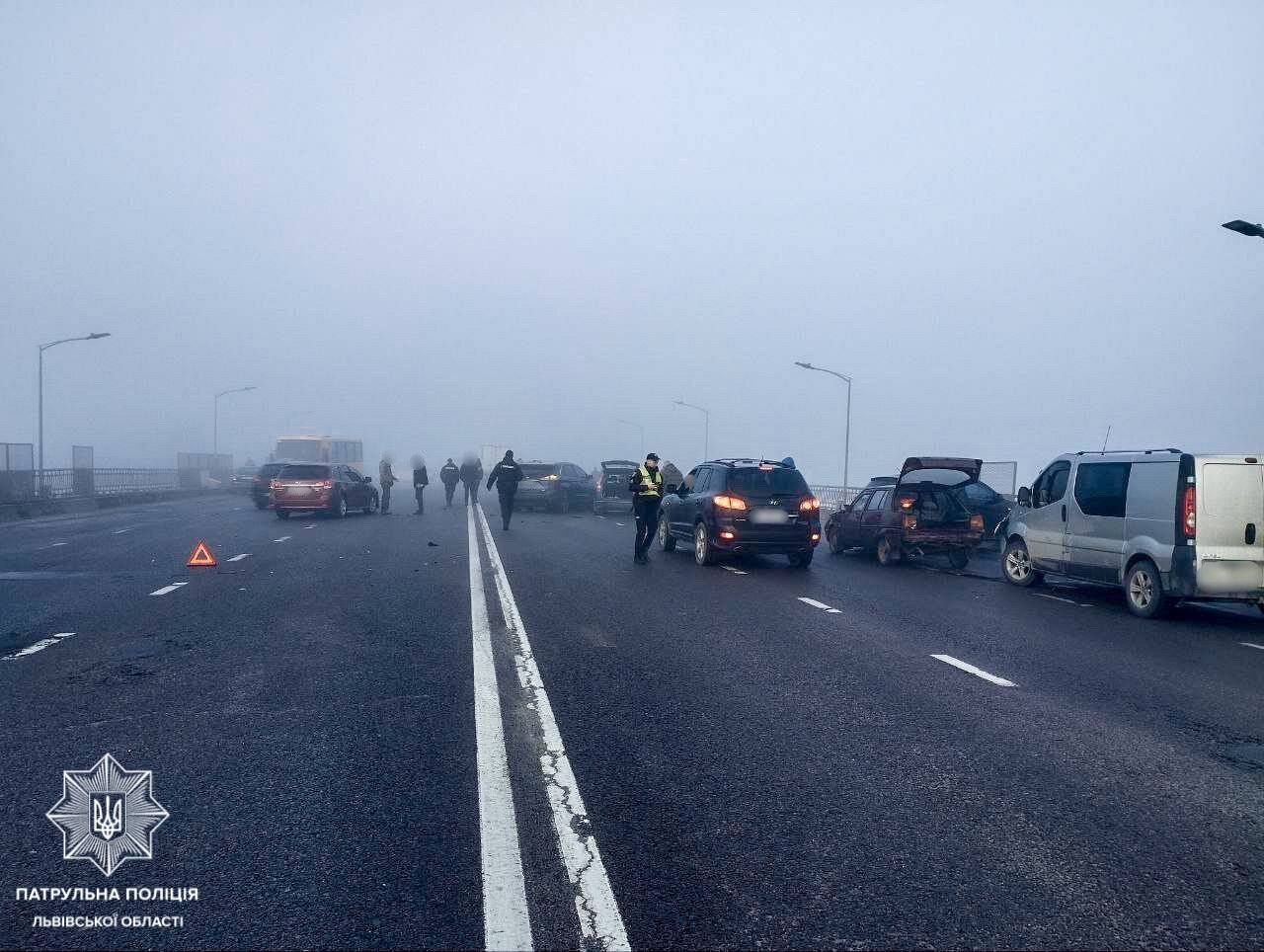 A large-scale accident occurred in Lviv, 27 cars collided: details and video from the scene of the accident appeared