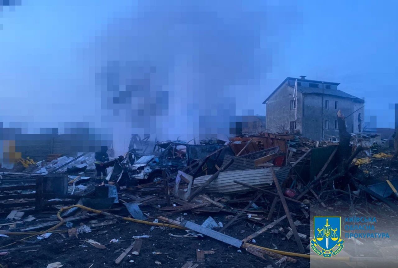 Rosja uderzyła rakietami w Kijów: gruzy spadły na przedszkole i budynek mieszkalny, płoną samochody, są ofiary. Zdjęcie