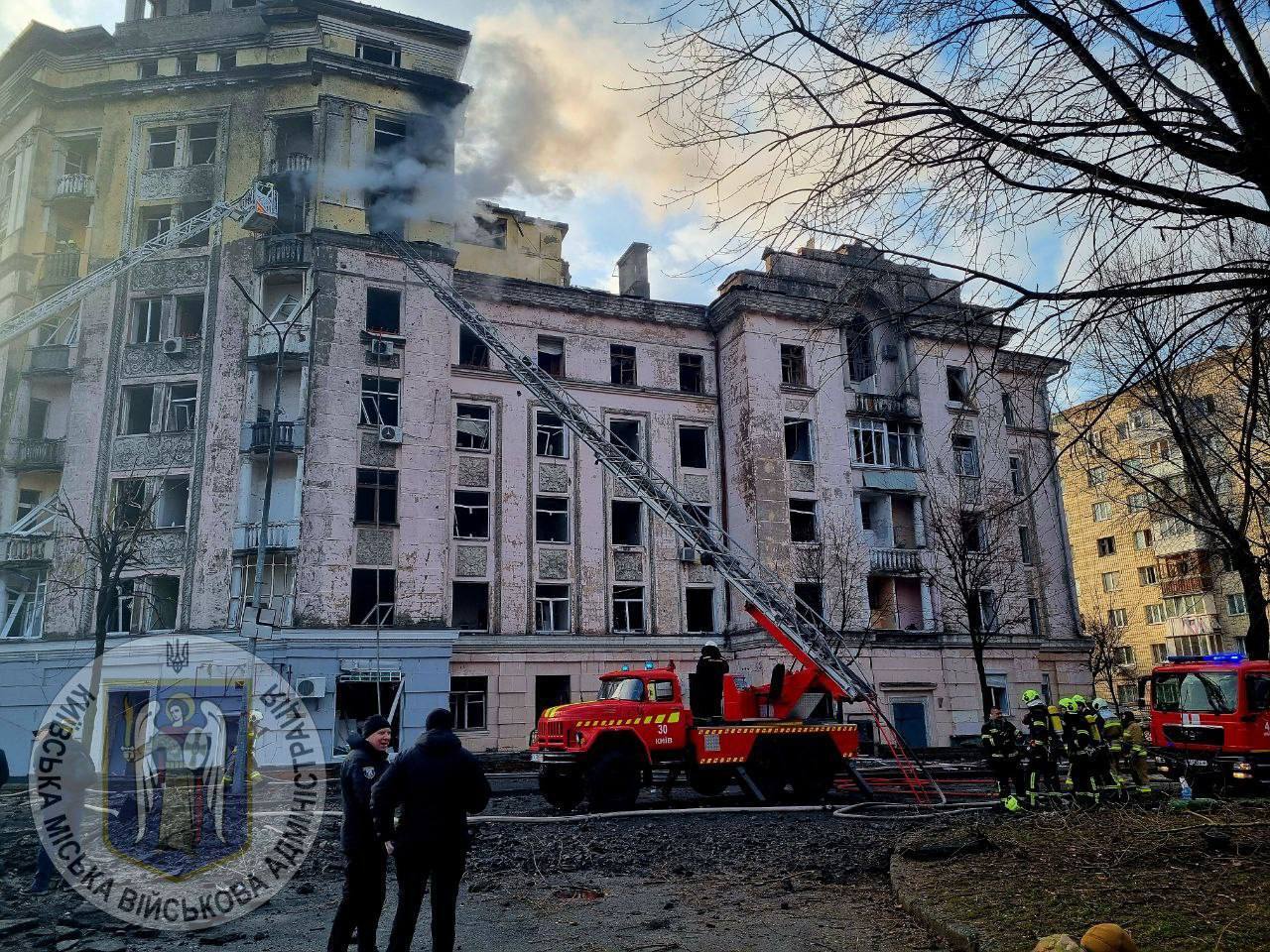 Krater w miejscu uderzenia rakiety i zniszczone budynki: skutki ataku rakietowego na Kijów 21 marca. Zdjęcia
