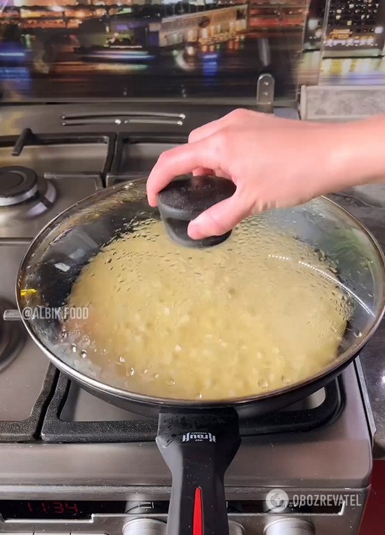 Georgian khachapuri without an oven in minutes: fried in a pan