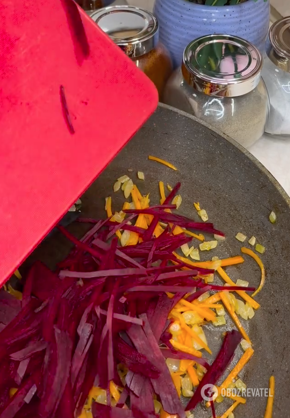 How to add vegetables to borscht