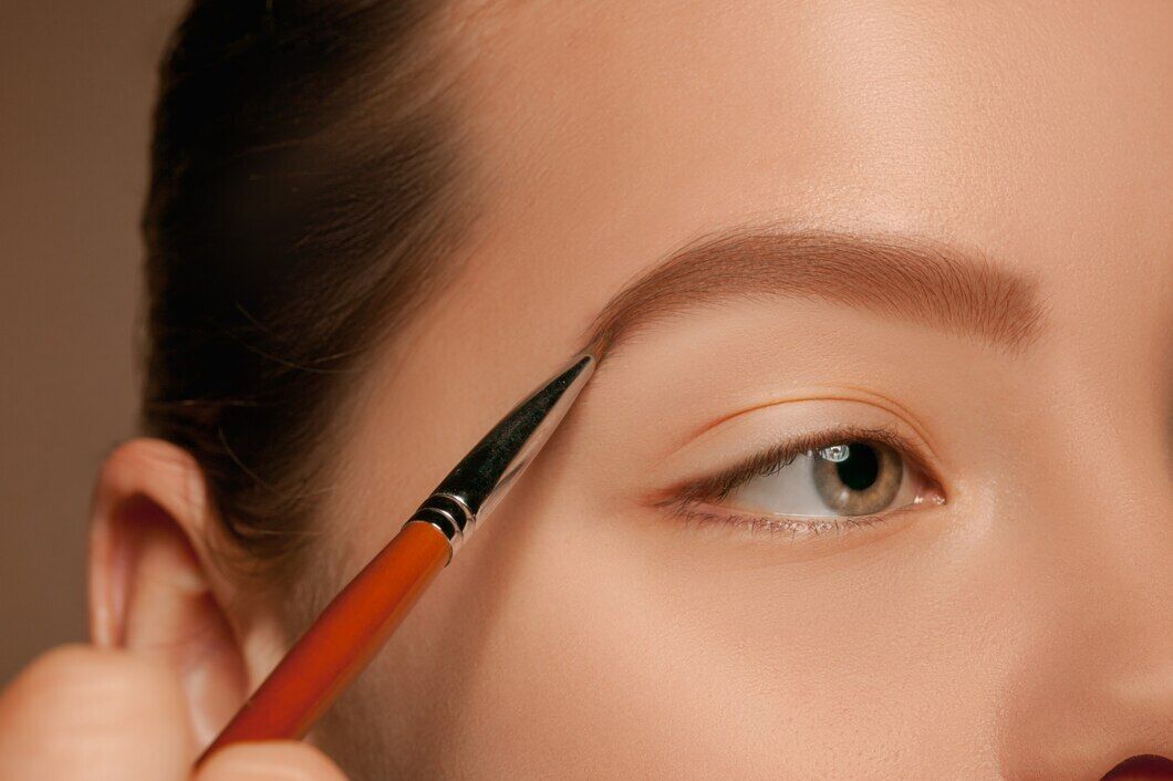 What mistakes in eyebrow makeup add age: never do this