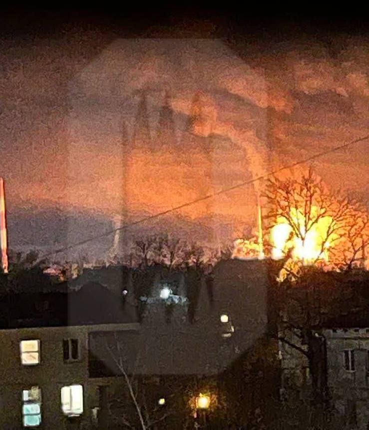 Oil refinery bursts into flames in Russian Samara region: drone strike reported. Photo and video