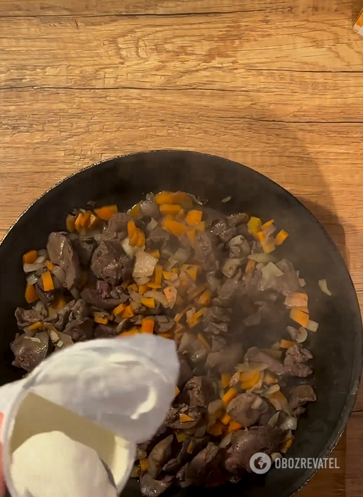 Soft stewed liver in sour cream: the taste will pleasantly surprise you