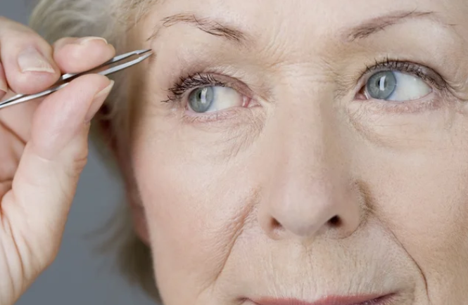 What mistakes in eyebrow makeup add age: never do this