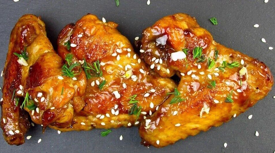 Fried wings in sauce